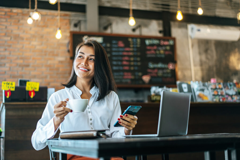 Disfrutando del café mientras utiliza la carta digital