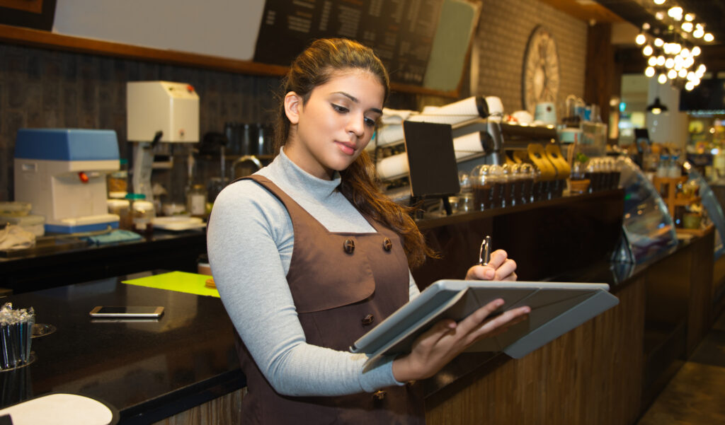 Editando la carta digital del restaurante con la tecnología de Recafy