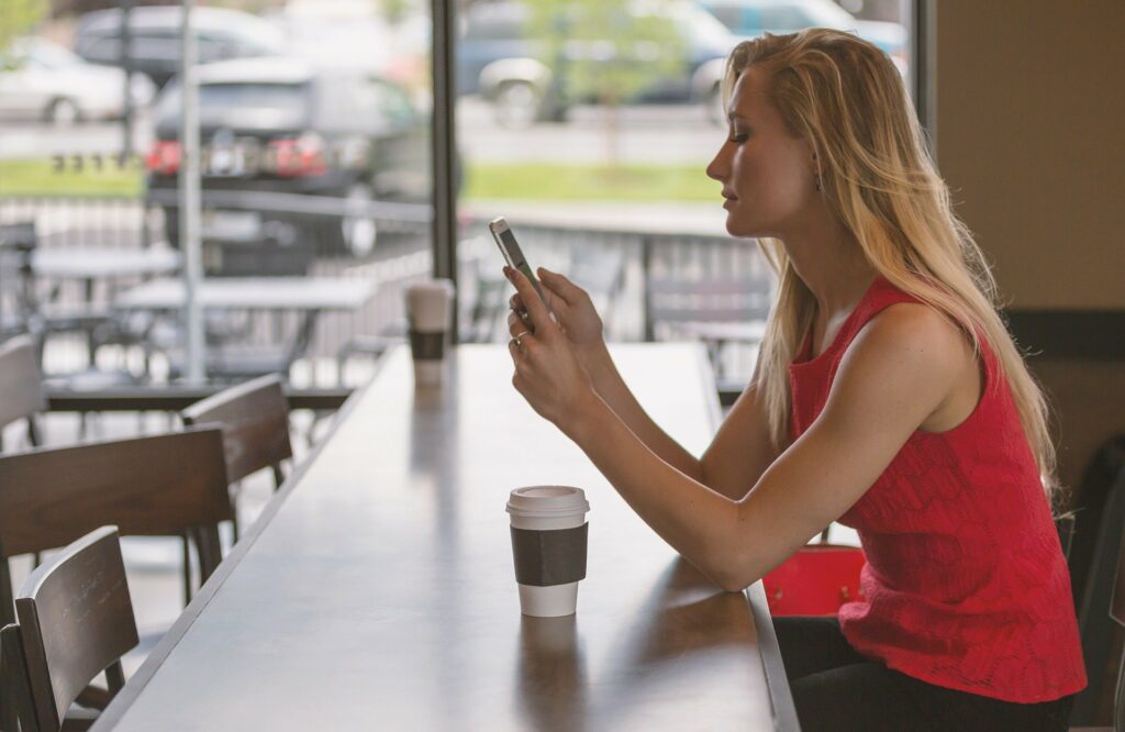 Clientes escribiendo valoraciones en redes sociales