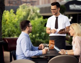 Cómo atender a tus clientes para ofrecer una experiencia excelente en tu restaurante.